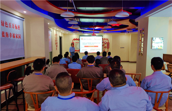 舟山煤電公司班組政治宣傳員以講黨課形式宣講。 張旭 攝.jpg 舟山煤電公司班組政治宣傳員以講黨課形式宣講。 張旭 攝.jpg