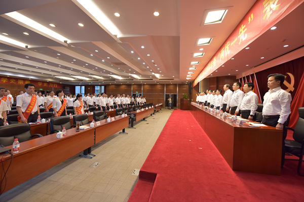 全場(chǎng)起立，奏唱國歌。 祝益軍 攝.jpg